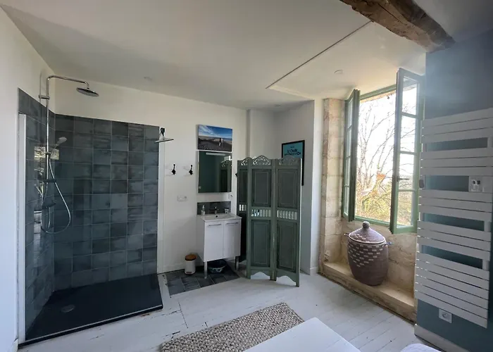 1 Rue Pasquet Pool With Kitchen בית הארחה